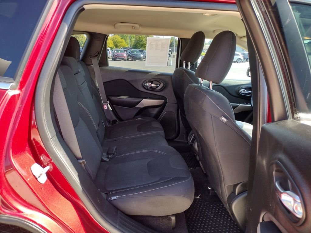 Used 2017 Jeep Cherokee Latitude w/ Cold Weather Group image 9