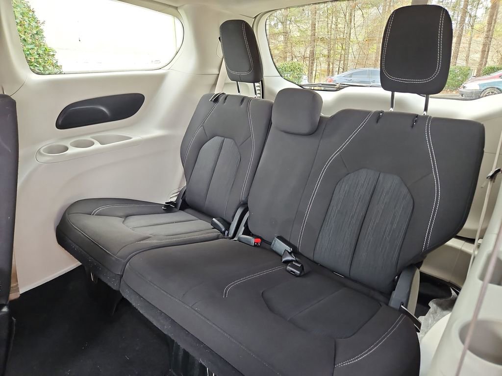 Used 2023 Chrysler Voyager LX image 28