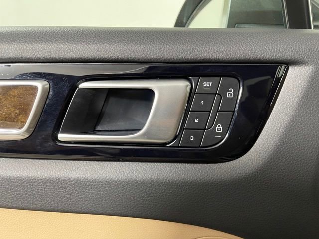 Used 2023 Porsche Cayenne w/ Premium Package image 31