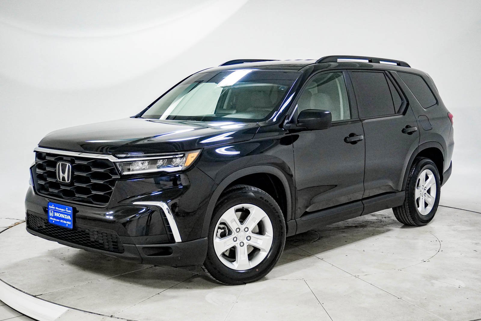 Used 2023 Honda Pilot LX image 1