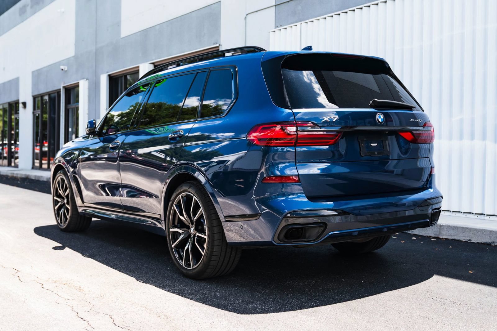 Used 2022 BMW X7 xDrive40i w/ M Sport Package AWD/4WD image 7