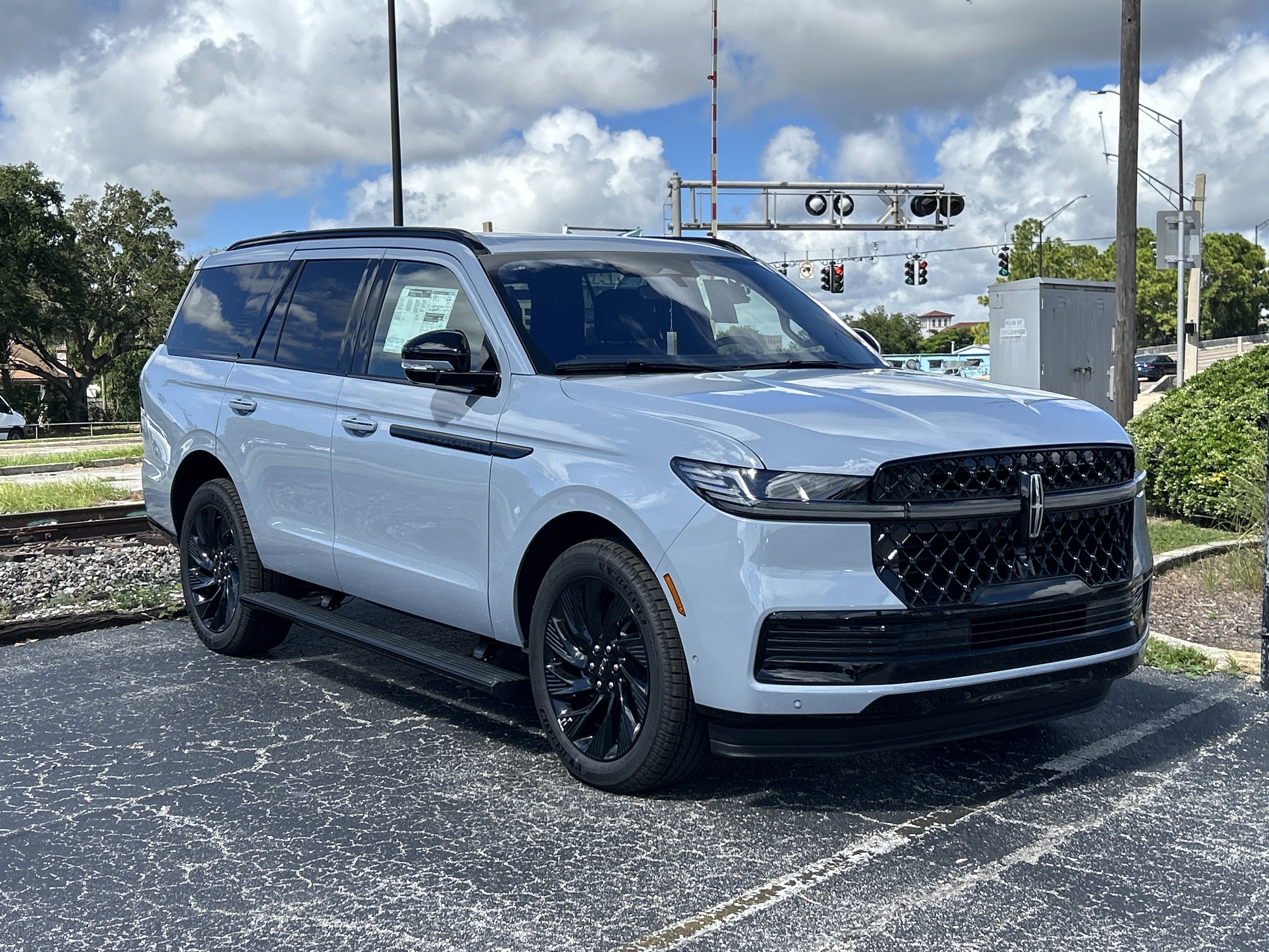 New 2025 Lincoln Navigator Reserve w/ Jet Appearance Package AWD/4WD image 1