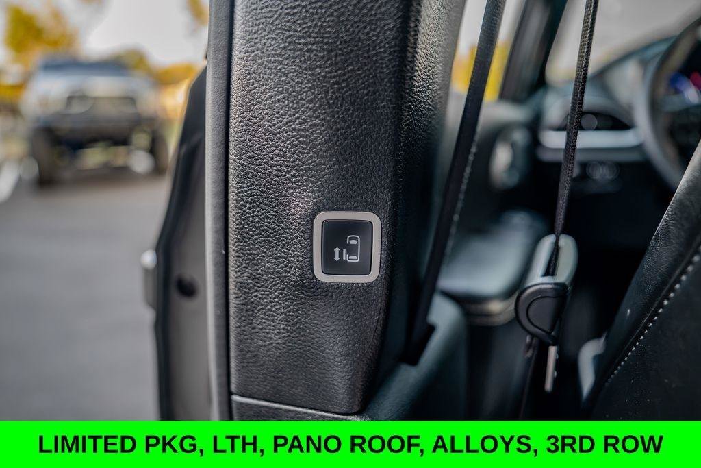 Used 2025 Chrysler Pacifica Limited FWD image 19
