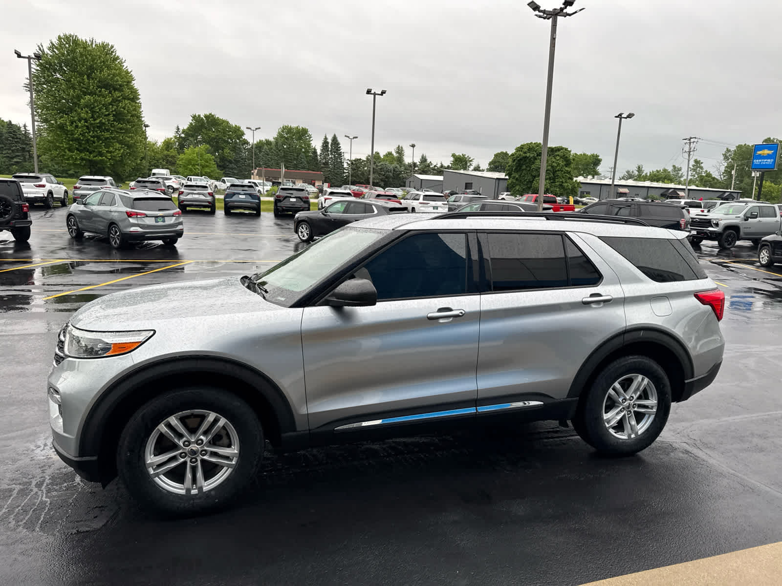 Used 2020 Ford Explorer XLT w/ Equipment Group 202A AWD/4WD image 10
