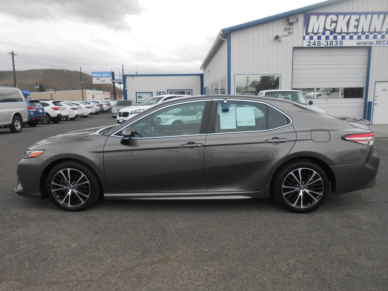 Used 2018 Toyota Camry SE w/ Moonroof Package FWD image 7