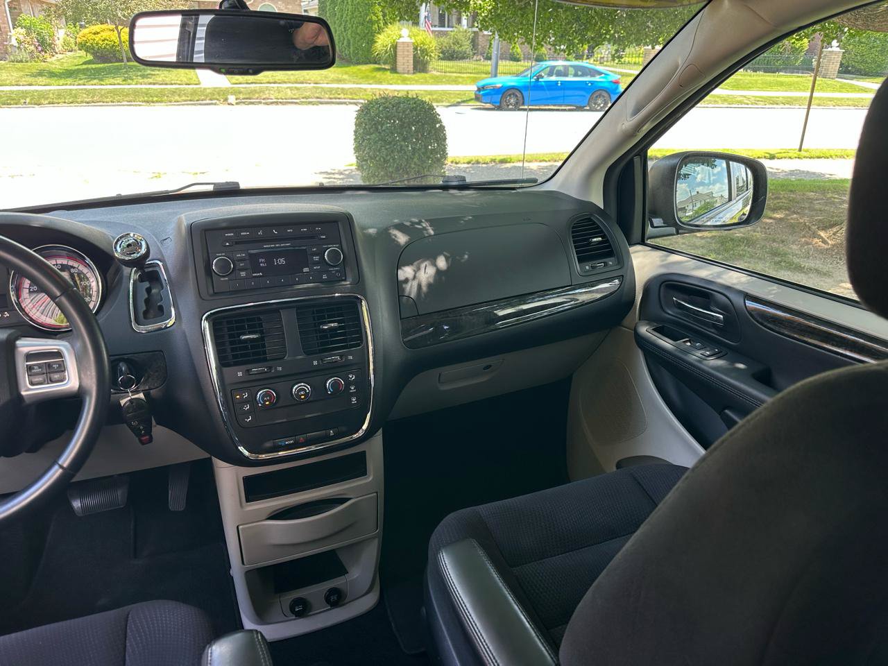 Used 2015 Dodge Grand Caravan American Value Package w/ UConnect Hands-Free Group FWD image 10
