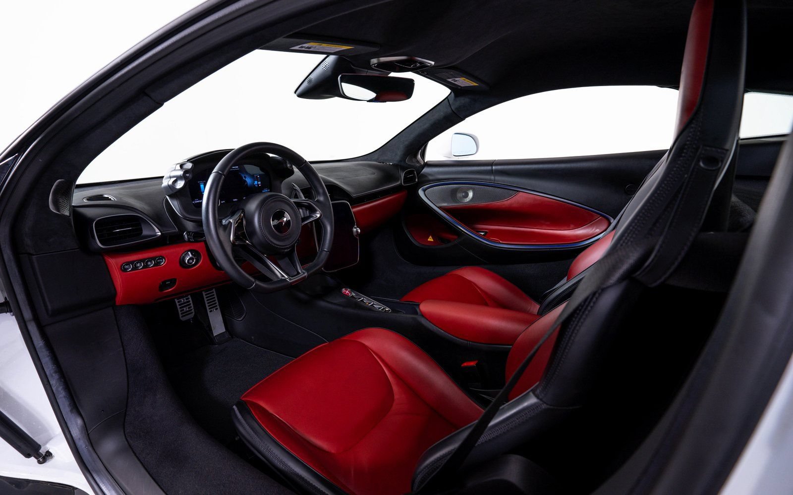 Used 2023 McLaren Artura RWD image 16