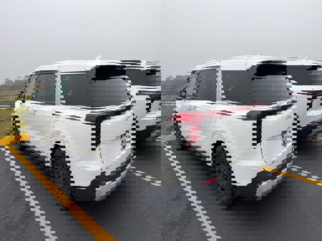 Used 2025 Kia Carnival image 2