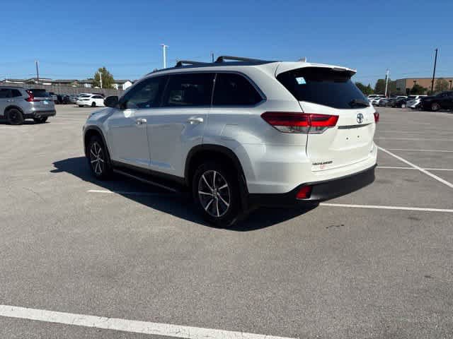 Used 2019 Toyota Highlander XLE FWD image 3