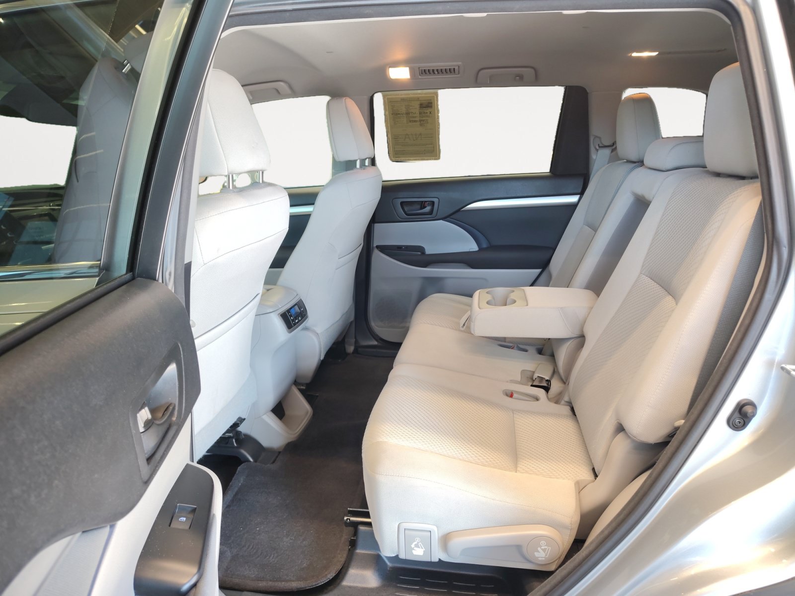 Used 2017 Toyota Highlander LE FWD image 22