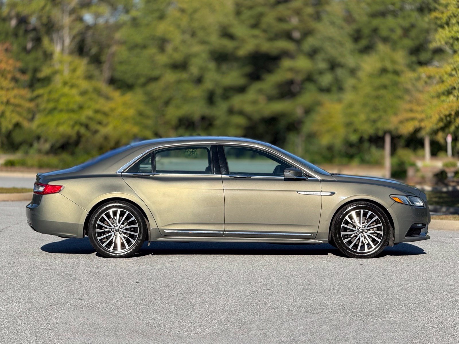 Used 2017 Lincoln Continental Select FWD image 12