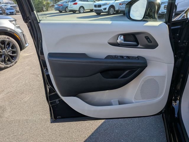 Used 2024 Chrysler Pacifica Touring-L image 12