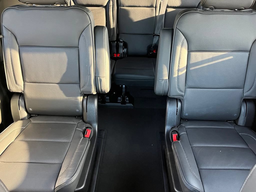 Used 2025 GMC Yukon XL Denali AWD/4WD image 15