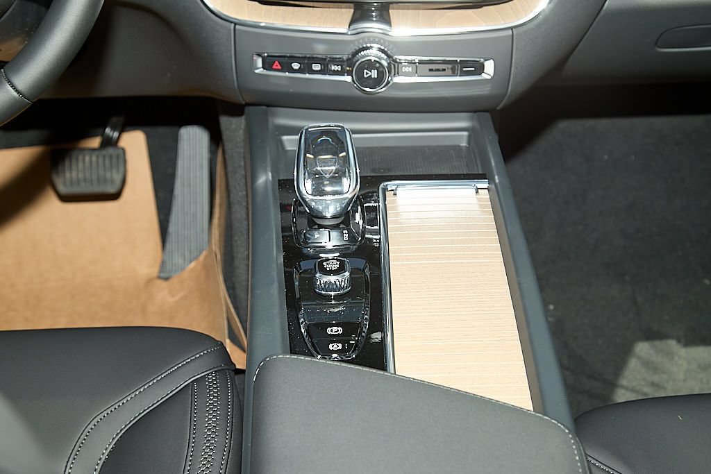 New 2026 Volvo XC60 B5 Plus w/ Climate Package PRO AWD/4WD image 28