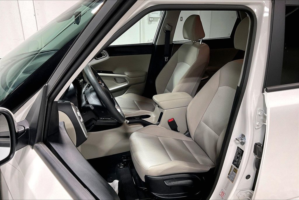 Used 2025 Kia Soul LX w/ LX Technology Package FWD image 31