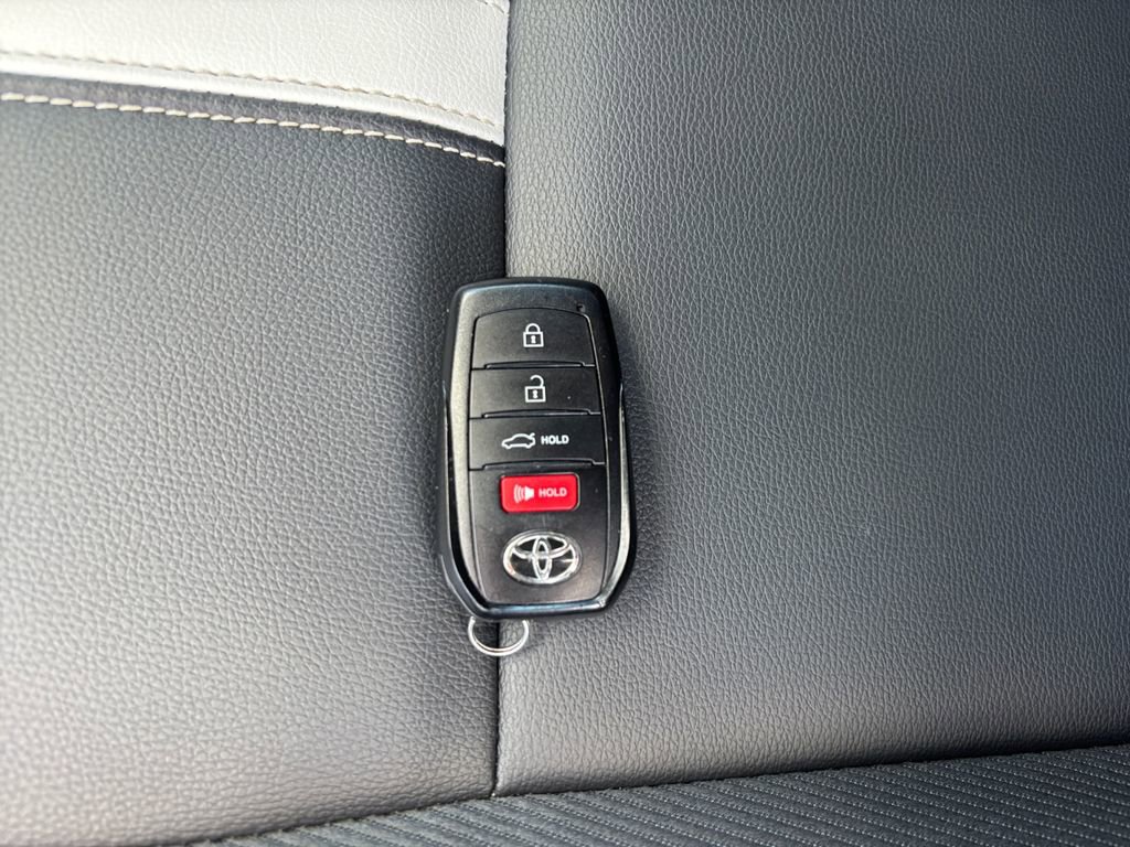 Used 2025 Toyota Camry SE image 33