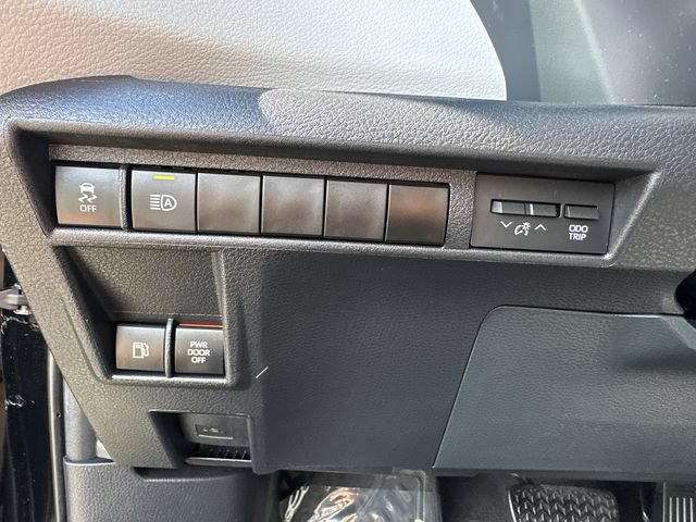 Used 2026 Toyota Sienna LE FWD image 28