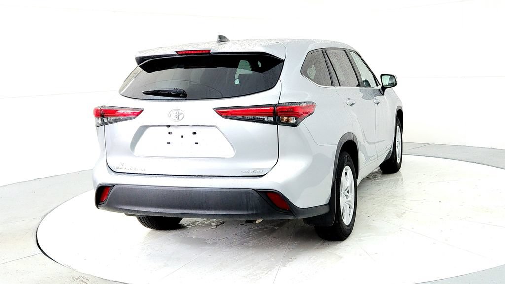 Used 2023 Toyota Highlander LE AWD/4WD image 5