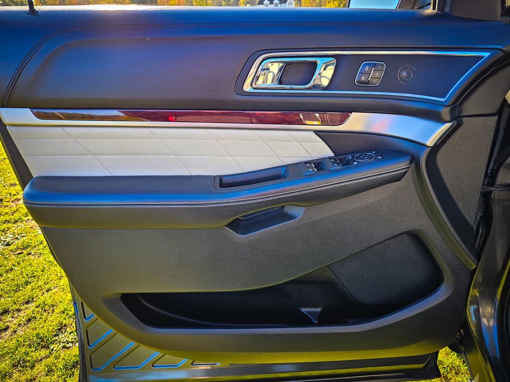 Used 2017 Ford Explorer Platinum image 11