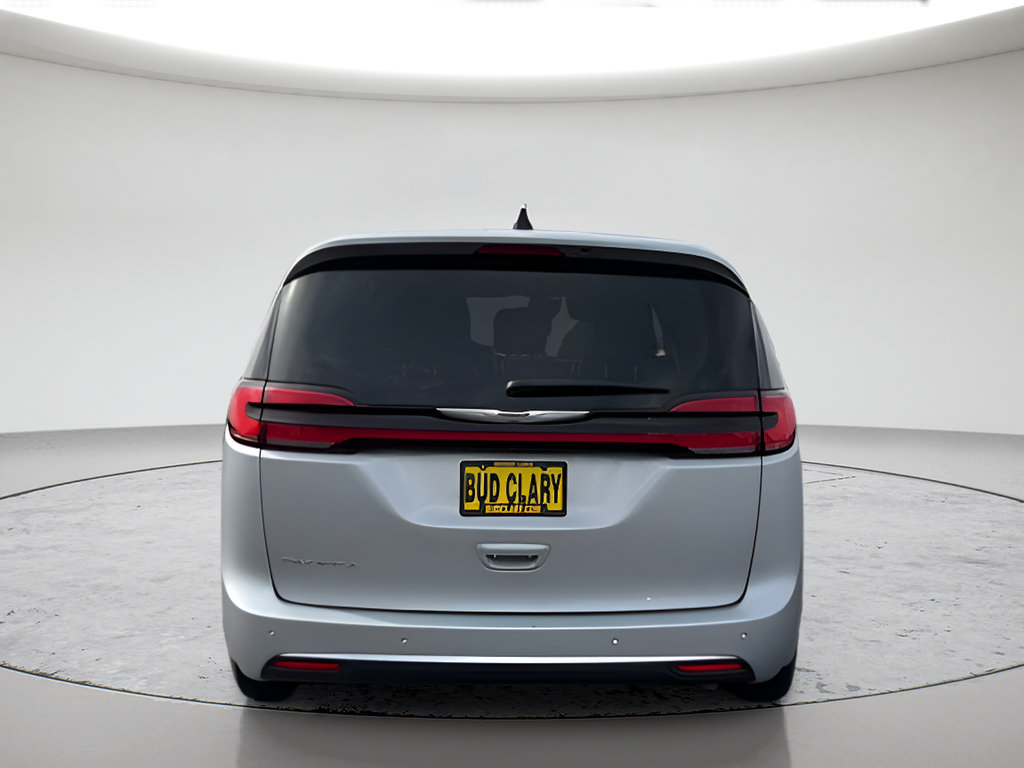 Used 2024 Chrysler Pacifica Touring-L FWD image 7