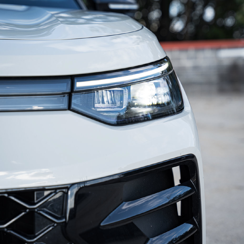Certified 2026 Volkswagen Tiguan SE R-Line FWD image 4