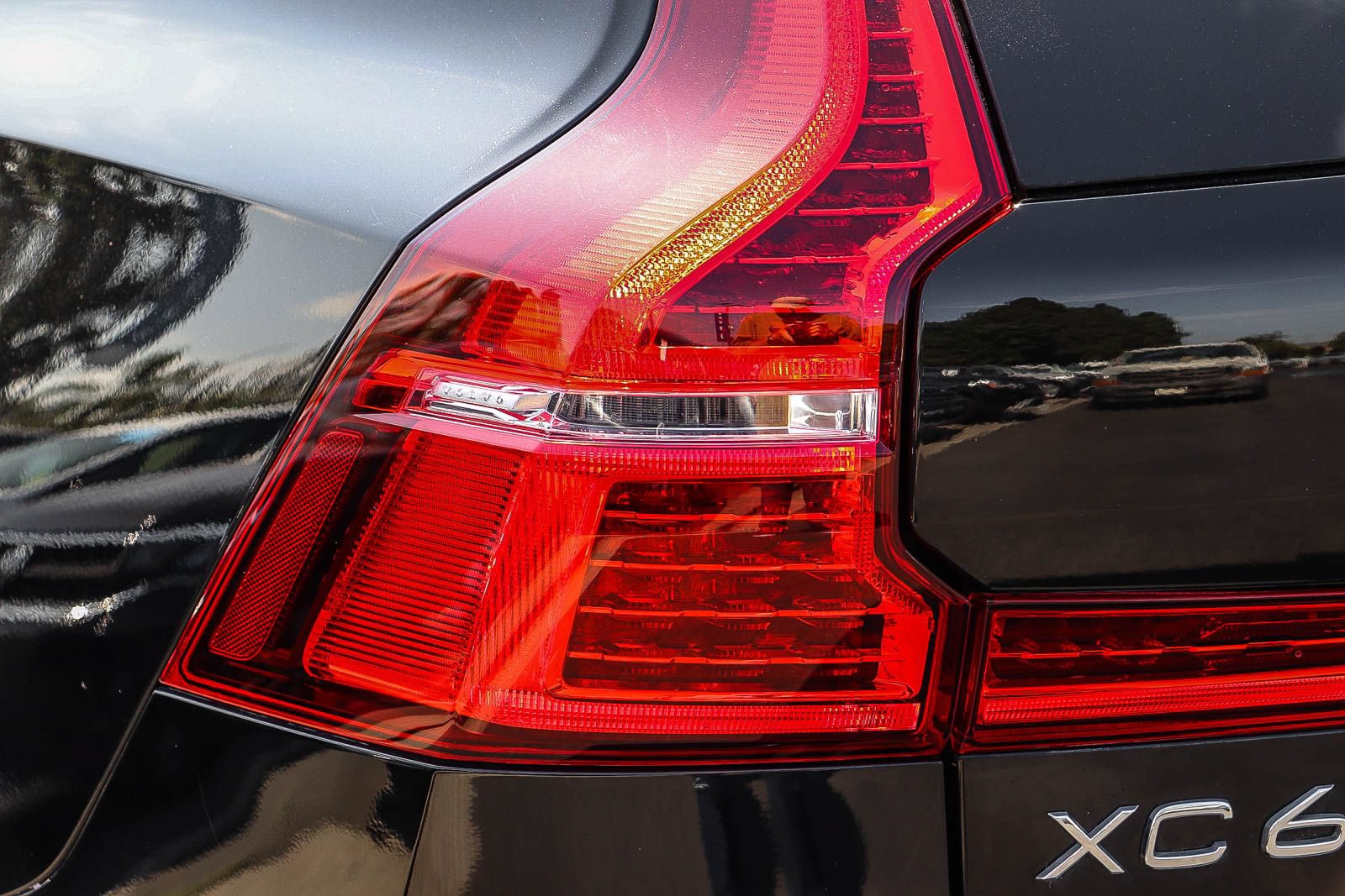 Used 2023 Volvo XC60 B5 Ultimate w/ Climate Package FWD image 9