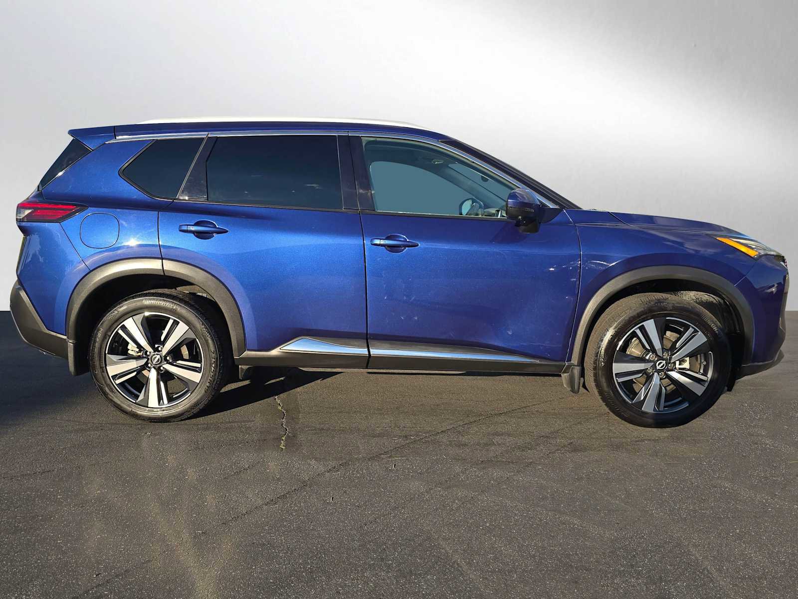 Used 2022 Nissan Rogue SL image 2