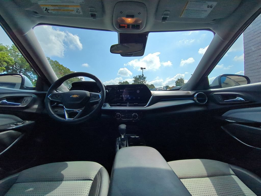 Used 2025 Chevrolet Trax LT w/ LT Convenience Package FWD image 25