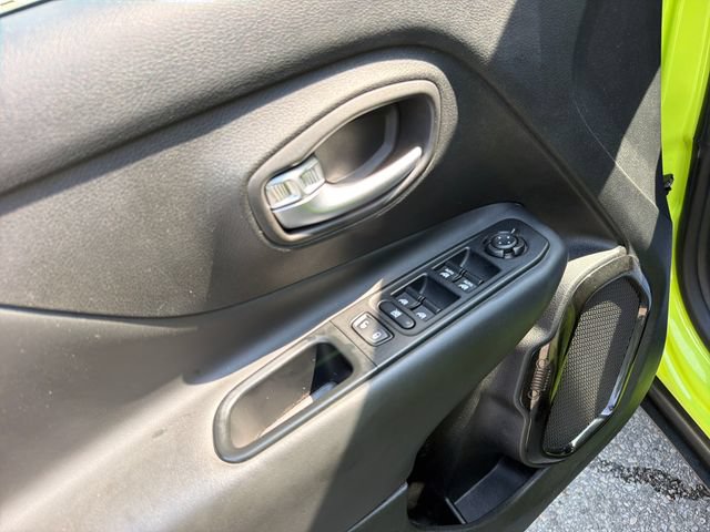 Used 2017 Jeep Renegade Altitude AWD/4WD image 13