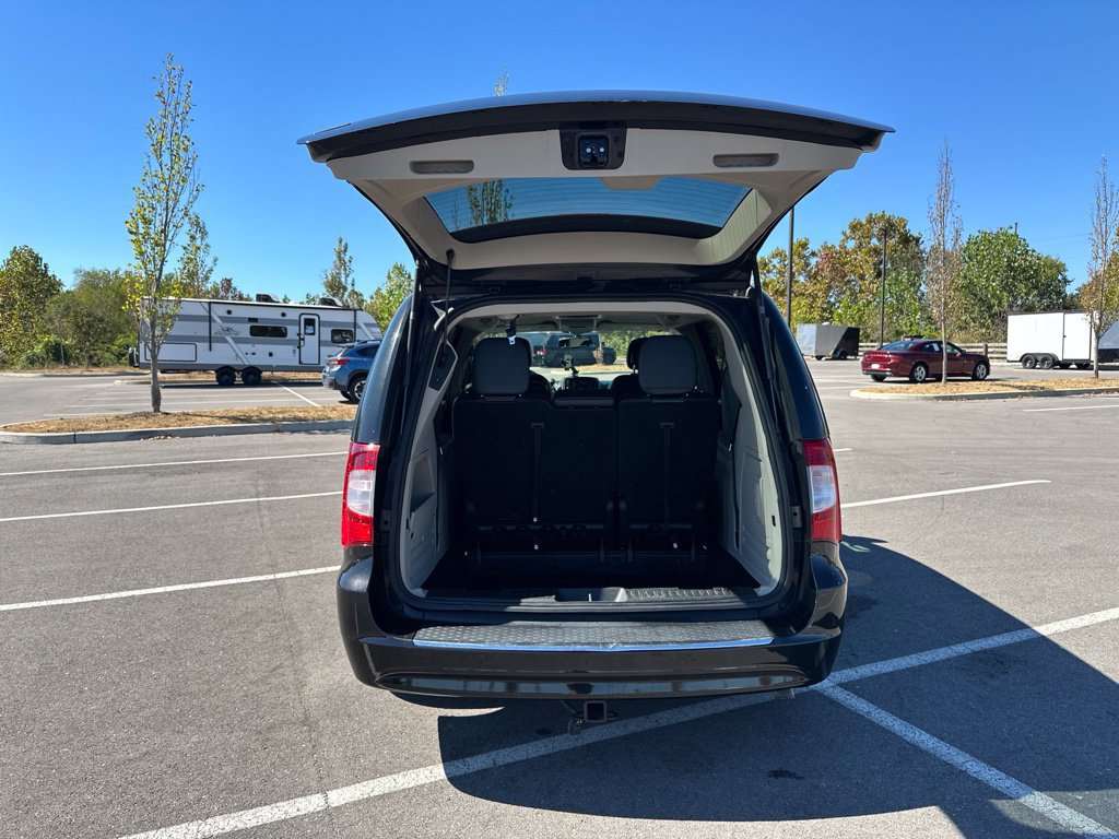 Used 2014 Chrysler Town & Country Touring FWD image 16