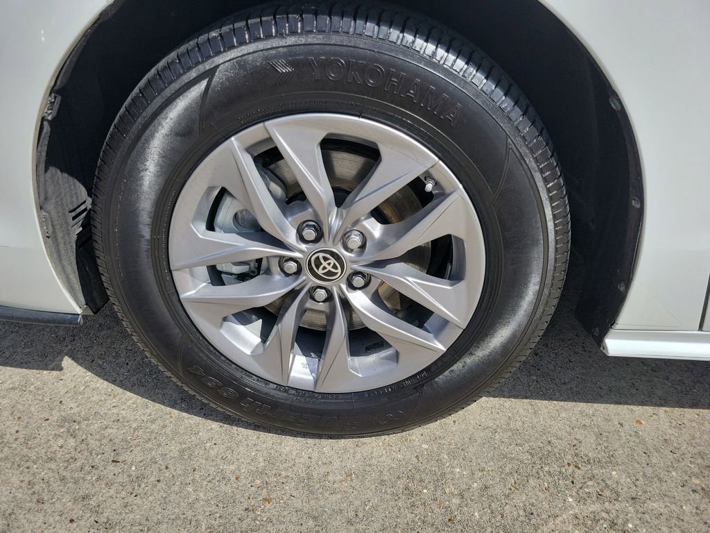 Certified 2023 Toyota Sienna XLE image 28