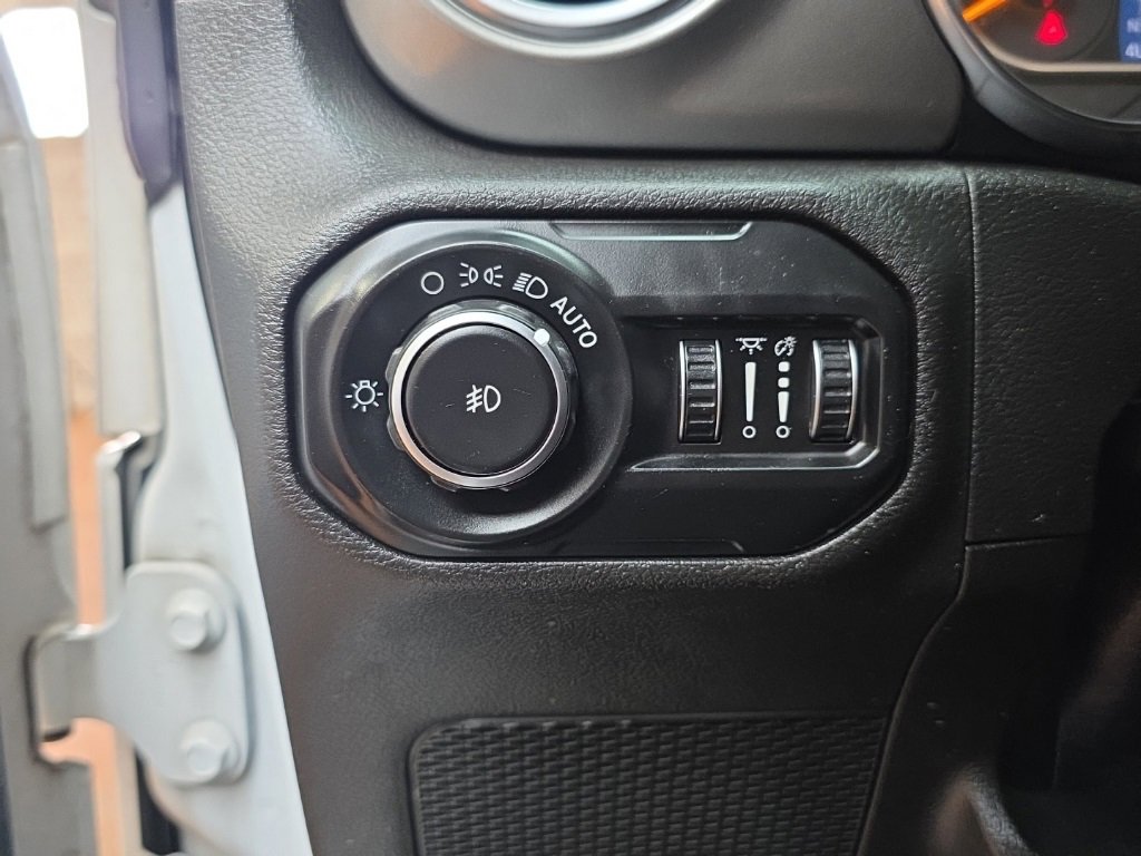 Used 2019 Jeep Wrangler Unlimited Sahara image 27