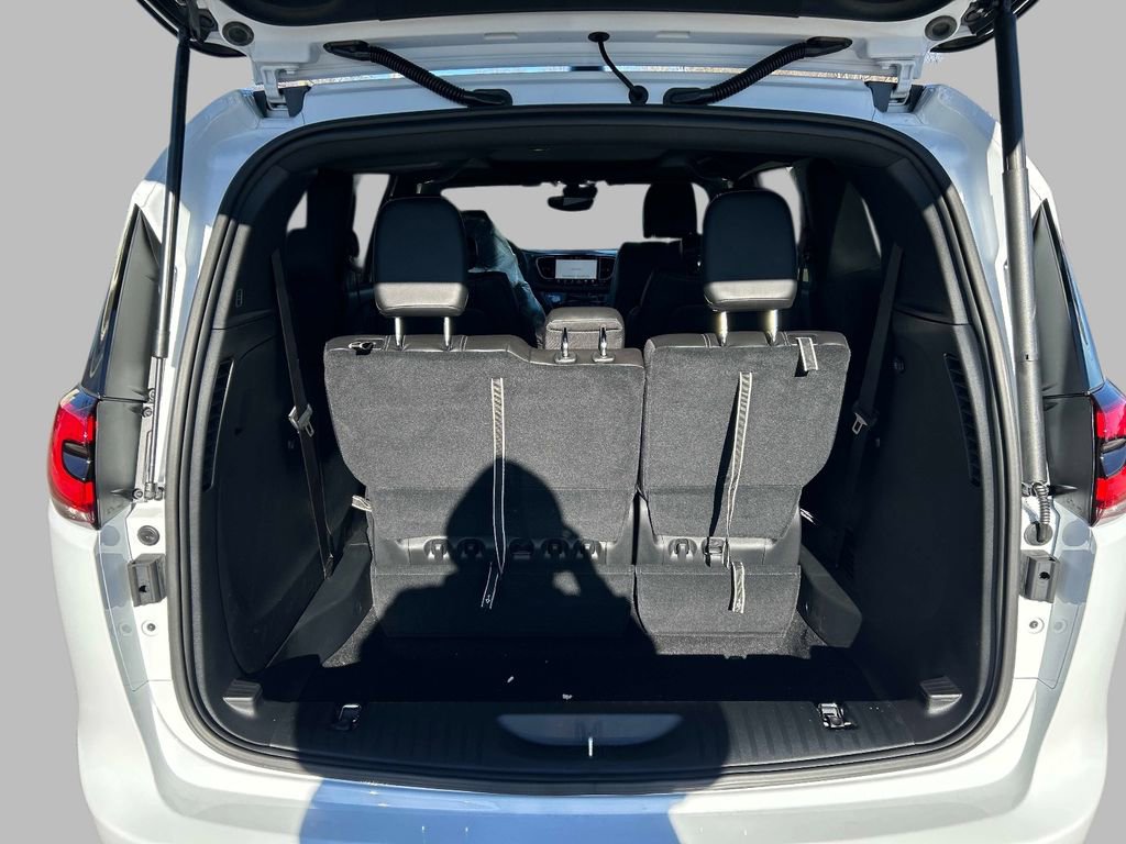 New 2026 Chrysler Pacifica Select image 4