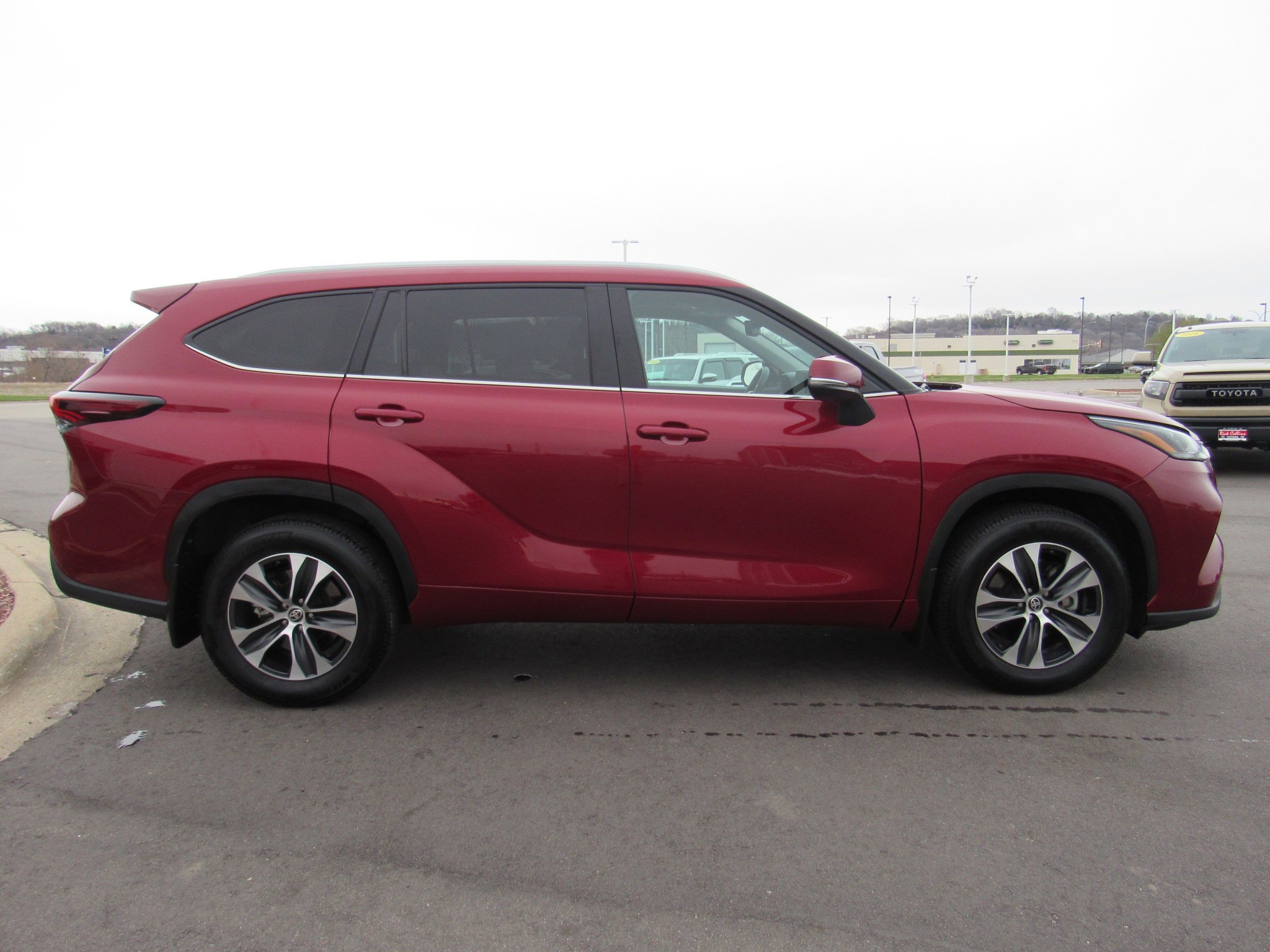 Used 2025 Toyota Highlander XLE image 5
