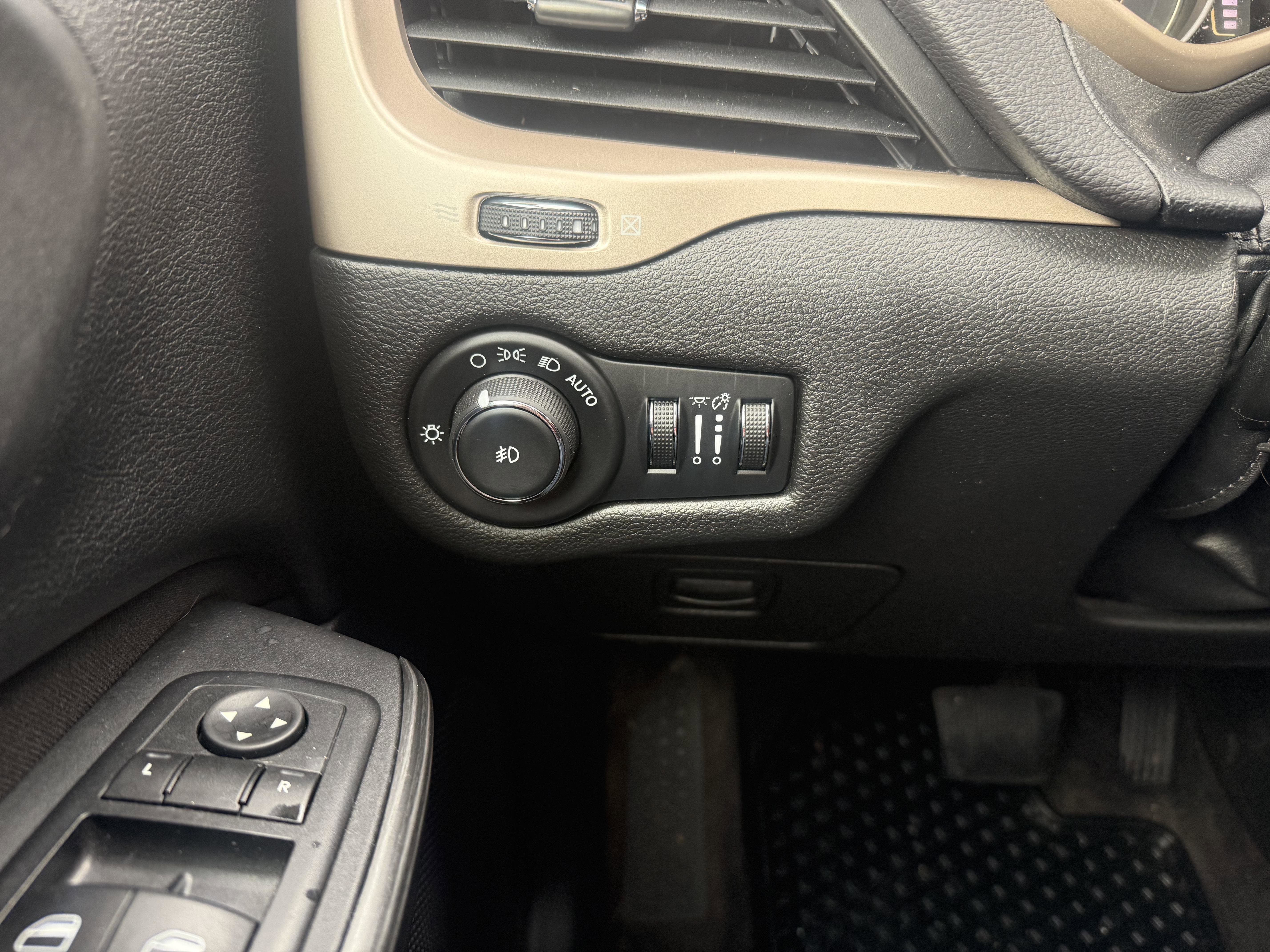 Used 2017 Jeep Cherokee Latitude w/ Cold Weather Group image 27