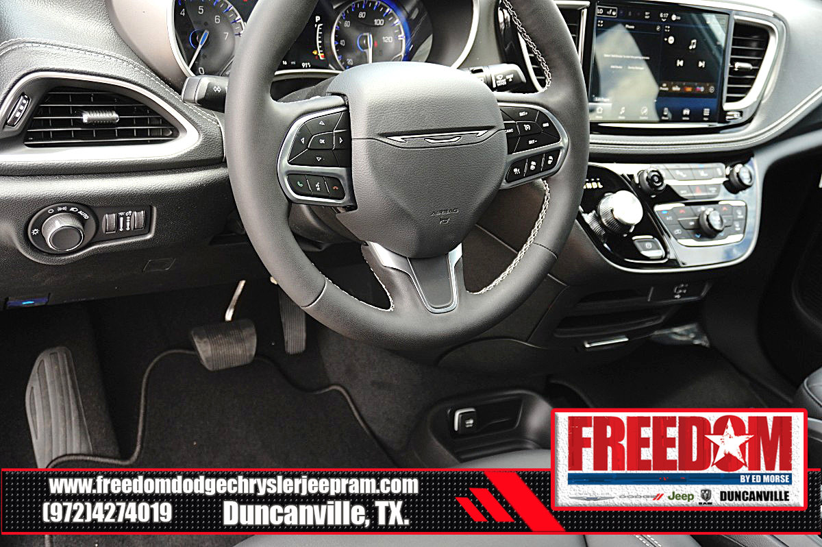 New 2027 Chrysler Pacifica Select FWD image 25
