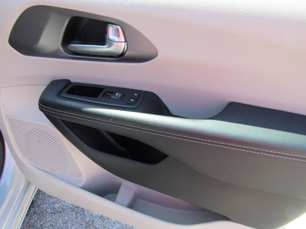 Used 2024 Chrysler Pacifica Touring-L FWD image 33
