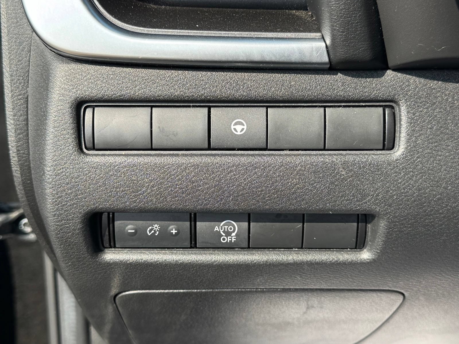 Used 2023 Nissan Rogue SV AWD/4WD image 15