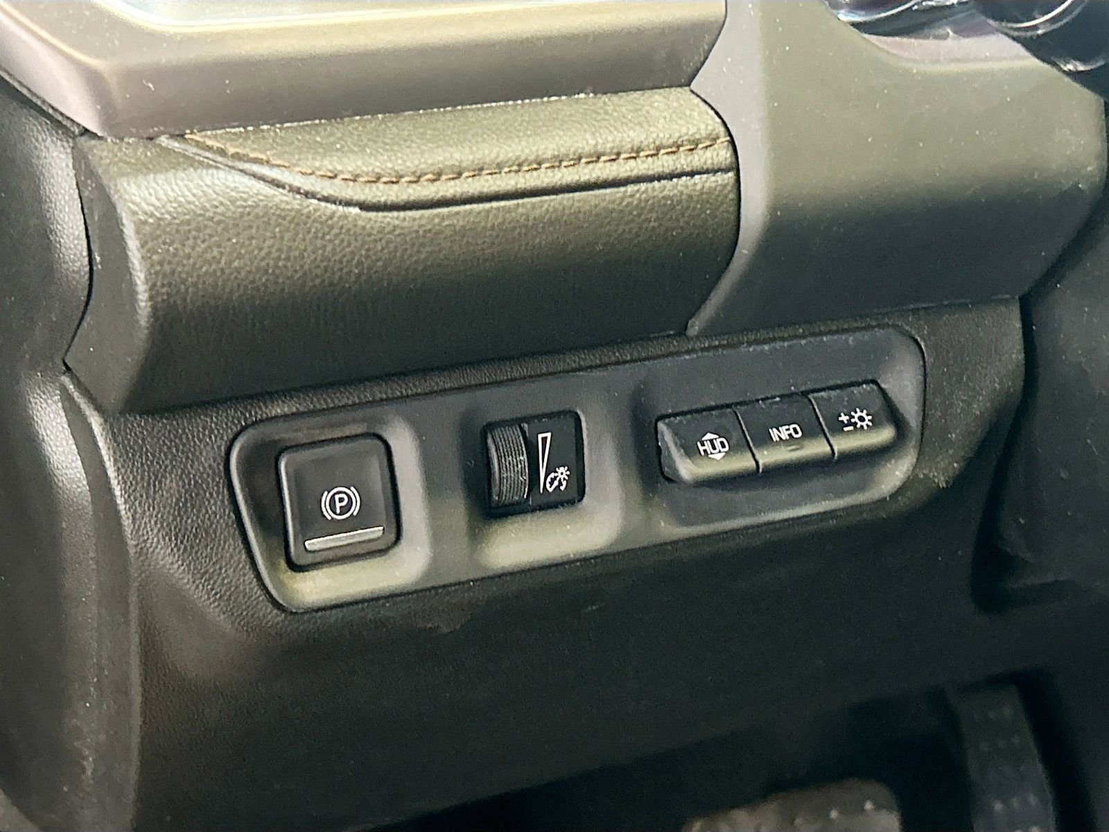 Used 2021 GMC Acadia AT4 w/ Technology Package image 10