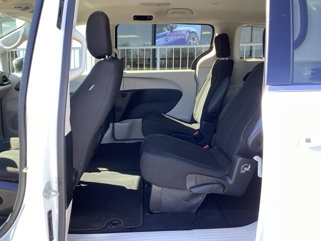 Used 2023 Chrysler Voyager LX image 31