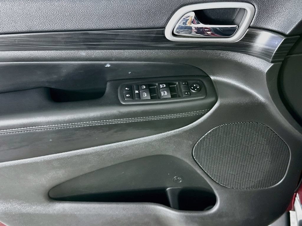 Used 2019 Jeep Grand Cherokee Laredo w/ 18" Wheel & 8.4" Radio Group AWD/4WD image 24