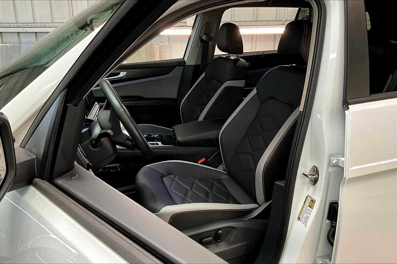 Used 2025 Volkswagen Atlas Peak Edition SE image 28