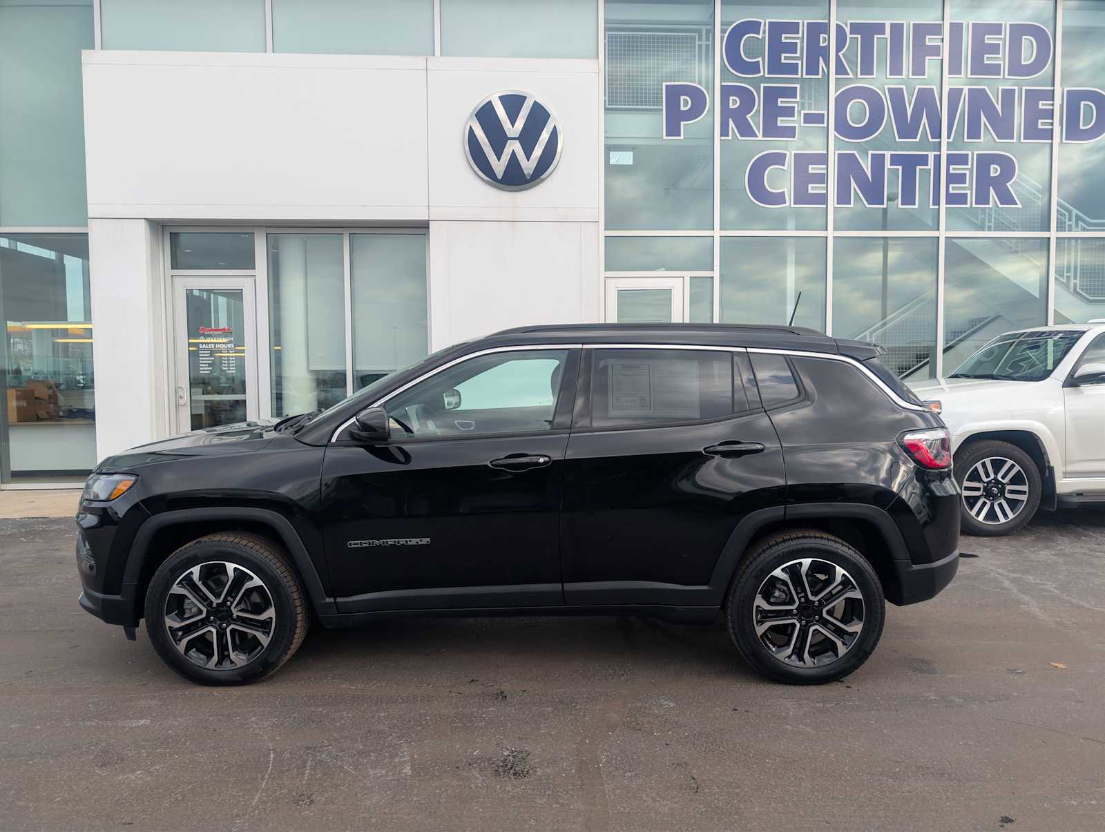 Used 2024 Jeep Compass Limited image 4