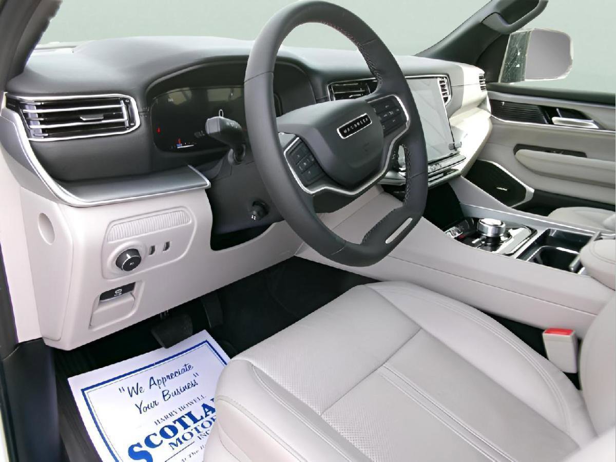 Used 2025 Jeep Wagoneer 4WD image 14