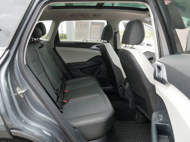 Used 2025 Volkswagen Taos SE AWD/4WD image 19