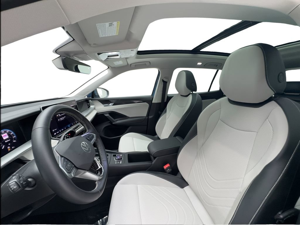 Used 2025 Volkswagen Tiguan SE w/ Panoramic Sunroof Package FWD image 19