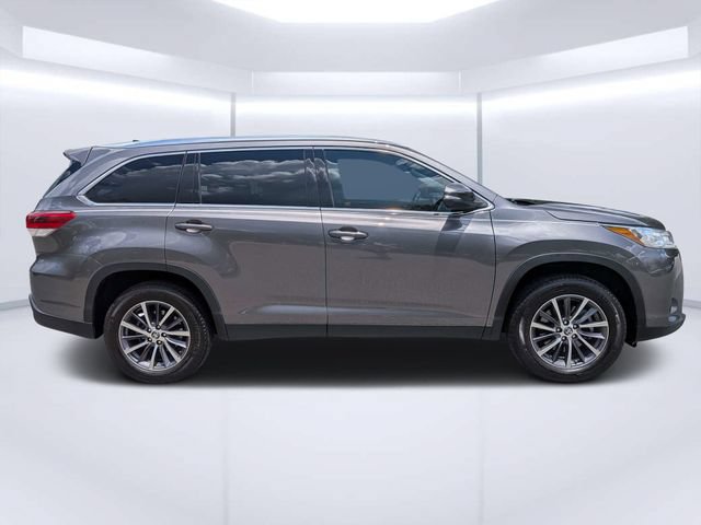 Used 2019 Toyota Highlander XLE FWD image 2