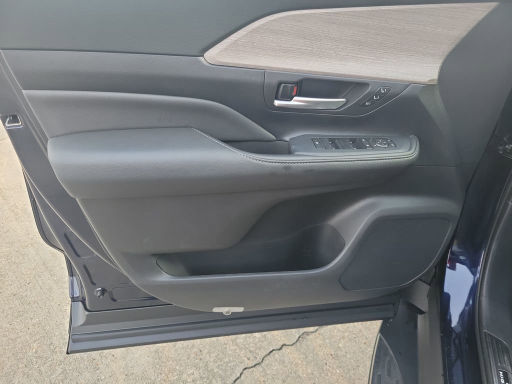 Used 2025 Toyota Grand Highlander Limited image 11