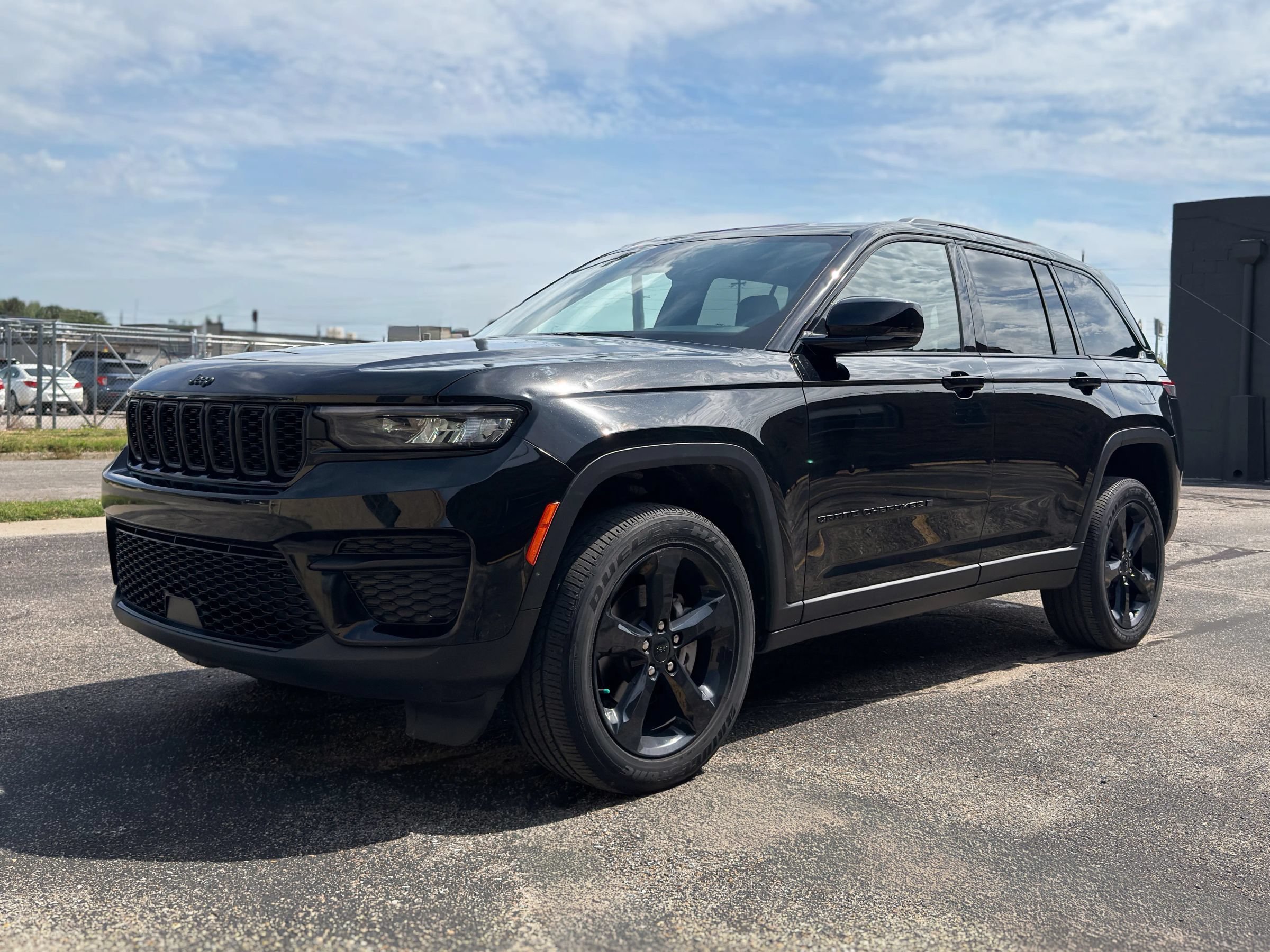 Used 2022 Jeep Grand Cherokee Altitude AWD/4WD image 3