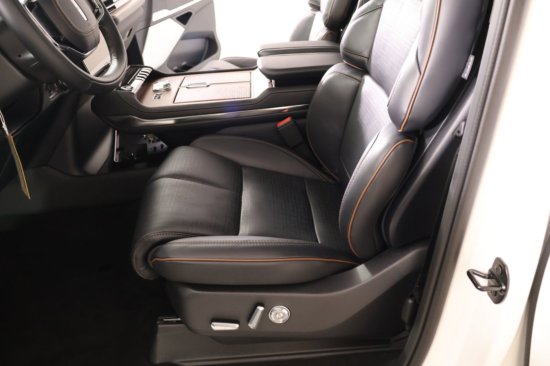 New 2026 Lincoln Navigator L Black Label AWD/4WD image 12
